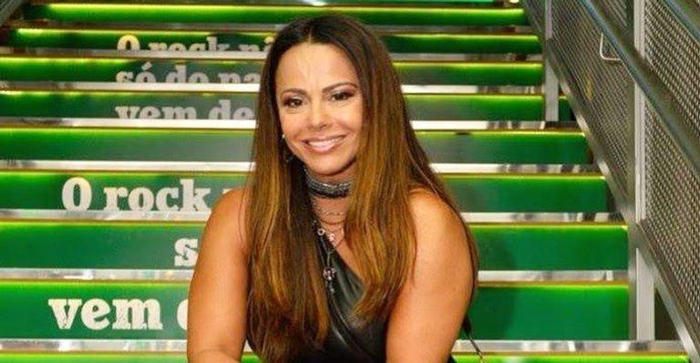 Viviane Araújo eleva a temperatura ao exibir bumbum perfeito na piscina