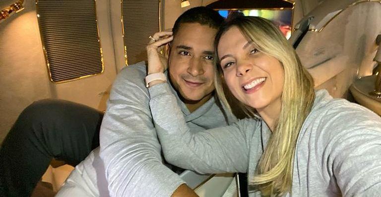 Carla Perez e Xanddy fazem viagem em avião luxuoso para comemorarem 18 anos de casados