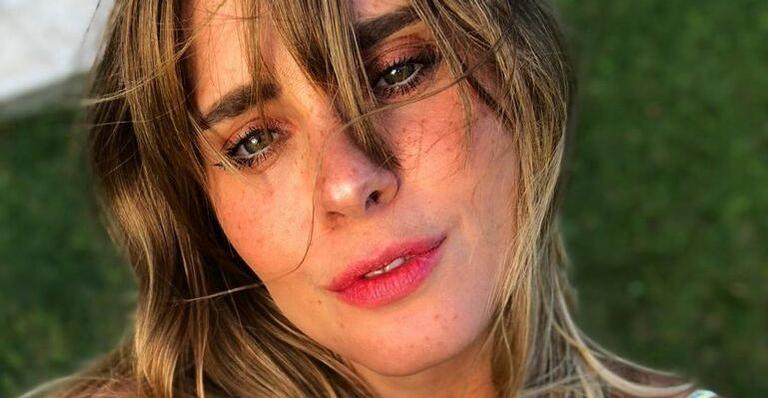 Carolina Dieckmann puxa o maiô e sensualiza em clique ousado
