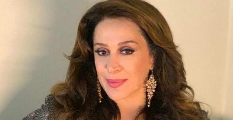 Claudia Raia surge ao lado de Regina Casé e Adriana Esteves e dispara: ”Aguardem novidades”