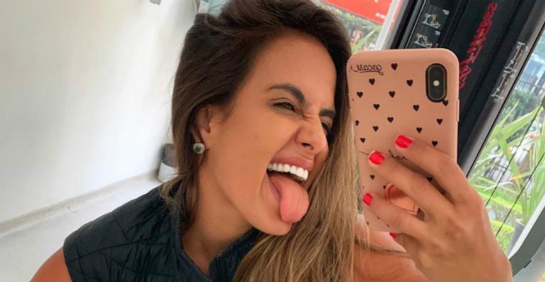 Com roupa de academia, Carol Peixinho exibe cinturinha em banho de sol: ”Movida a energia solar”