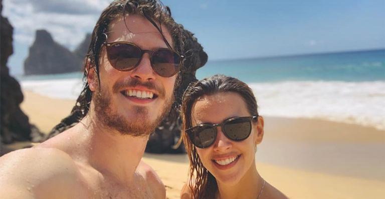 Cris Dias e Caio Paduan abrem álbum de viagem romântica a Noronha