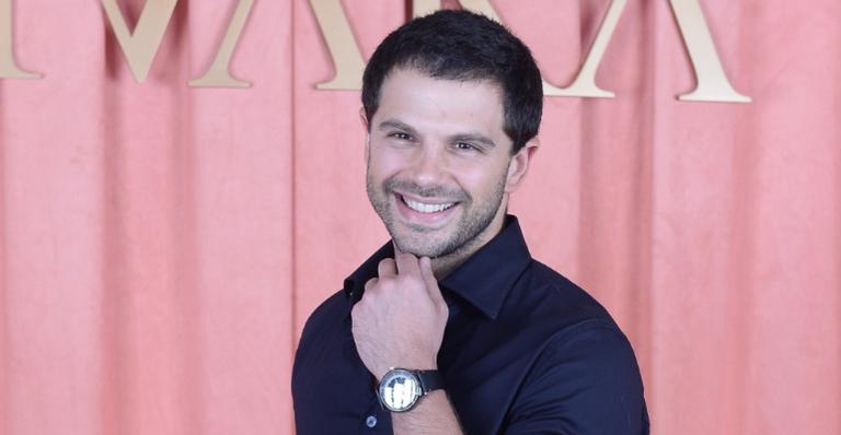 Duda Nagle surge nu dentro de guarda-roupa e sua mãe comenta: ”Que situação”