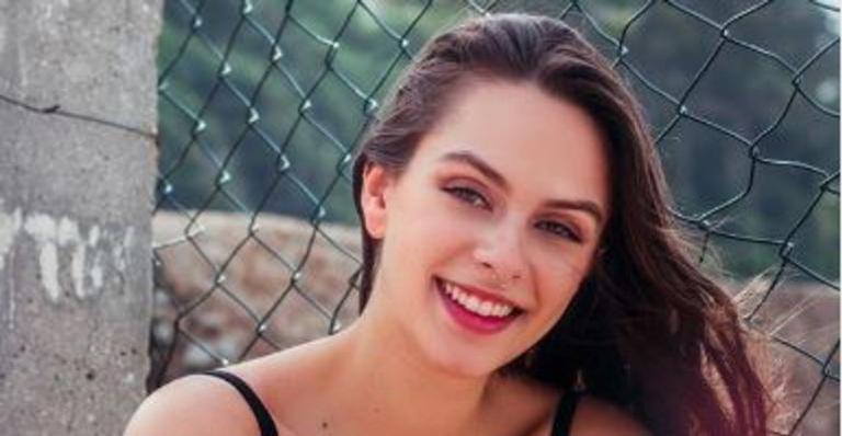 Filha gata de Dedé Santana faz topless e impressiona nas redes sociais