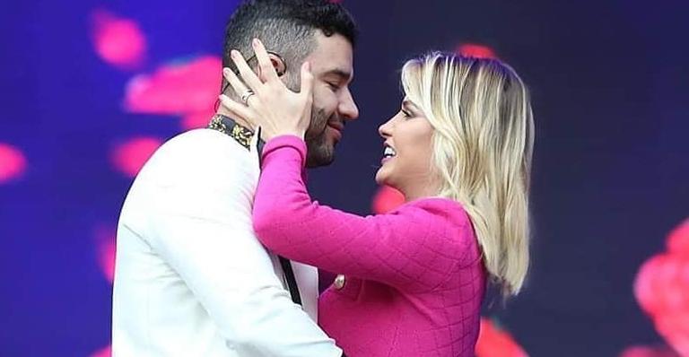 Gusttavo Lima revela intimidades com Andressa Suita durante show e deixa a modelo envergonhada