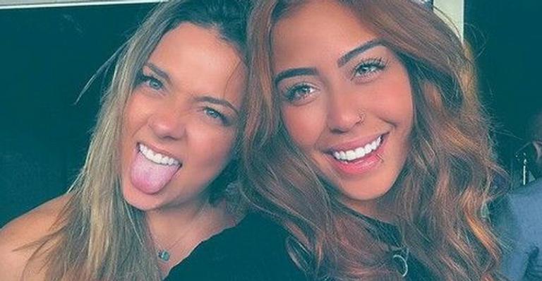 Irmã de Neymar Jr. presenteia Carol Dantas com buquê gigante