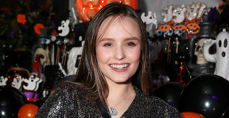 Larissa Manoela rouba a cena com look gótico no aniversário de Tiago Abravanel