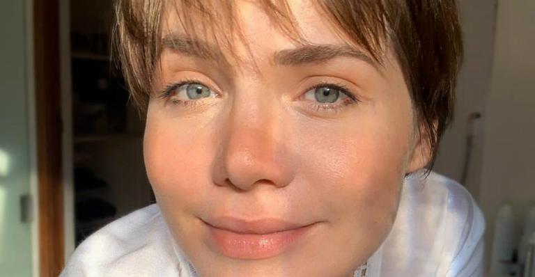 Leticia Colin exibe barrigão com look da vinheta de fim de ano da Globo: ”Vestido deuso”