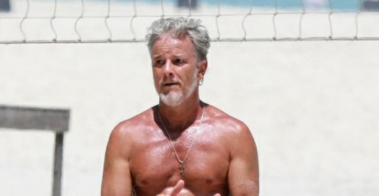 Aos 57 anos, Marcello Novaes ostenta corpão jogando vôlei só de sunga em praia do Rio de Janeiro