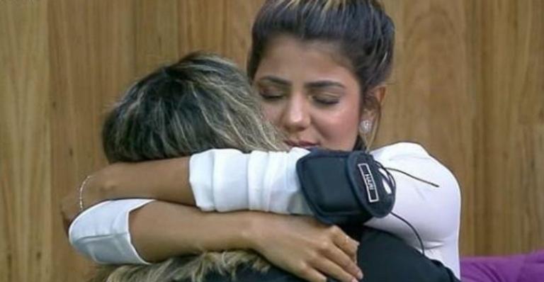 A Fazenda: Hariany reclama de atitude de Lucas e alfineta: ”Calma, amigo”
