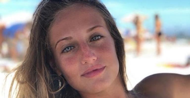 Bruna Griphao exibe curvas em biquíni minúsculo e choca fãs com barriga sarada