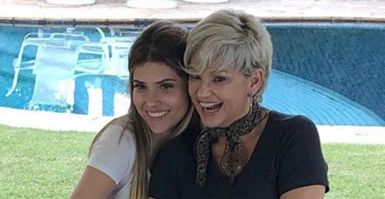 Filha gata de Andréa Nóbrega exibe curvas perfeitas e cinturinha invejável na web