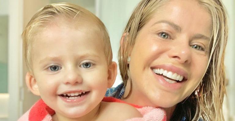 Karina Bacchi compartilha clique fofo com Enrico e declara: ”Melhores amigos”