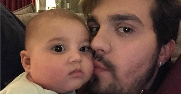 Luan Santana e Jade Magalhães participam de batizado da afilhada: ”Batizamos nossa princesa”