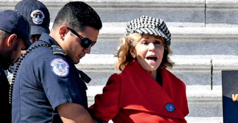 Jane Fonda protesta e é presa