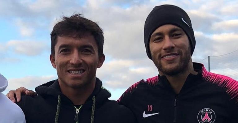 Amigos! Neymar Jr. parabeniza participante do reality De Férias com o Ex