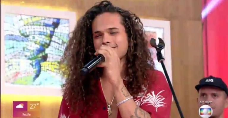 Vitão foge de pergunta feita por Fátima Bernardes em programa e levanta rumores de possível romance