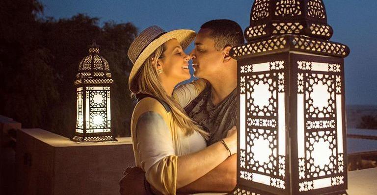 Em Dubai, Carla Perez e Xanddy protagonizam momentos de muito amor
