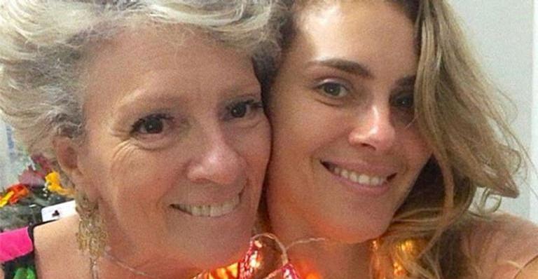 Há dois meses sem a mãe, Carolina Dieckmann emociona com desabafo: ”Saudade é inteira”