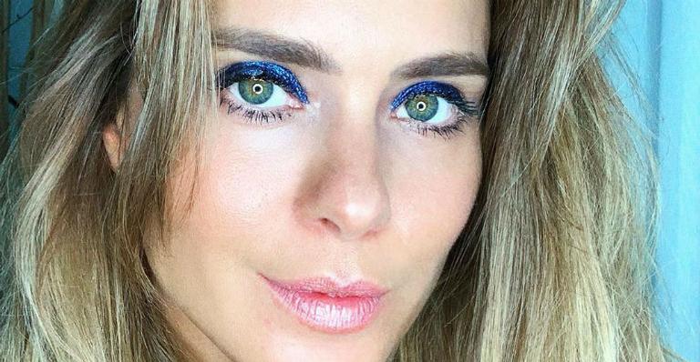 Carolina Dieckmann posta foto sensualizando com a camiseta do Flamengo