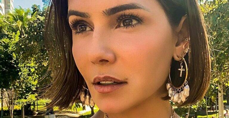 De lingerie branca, Deborah Secco esbanja boa forma e é elogiada: ”Que corpão”