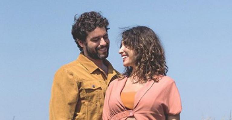 Giselle Itié exibe barrigão de grávida em dia de praia