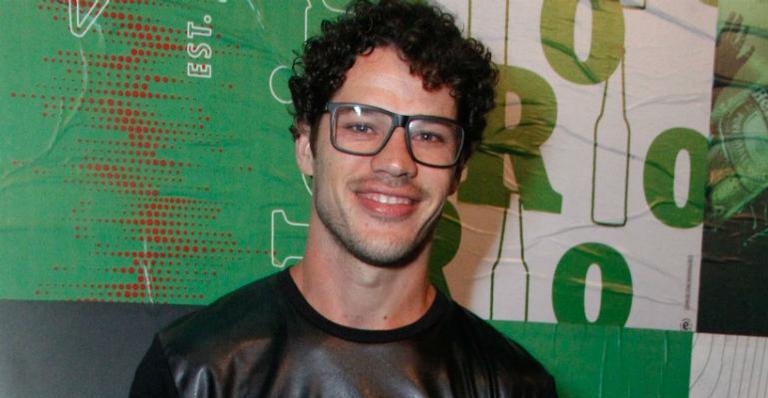 José Loreto se derrete pela filha durante passeio em triciclo