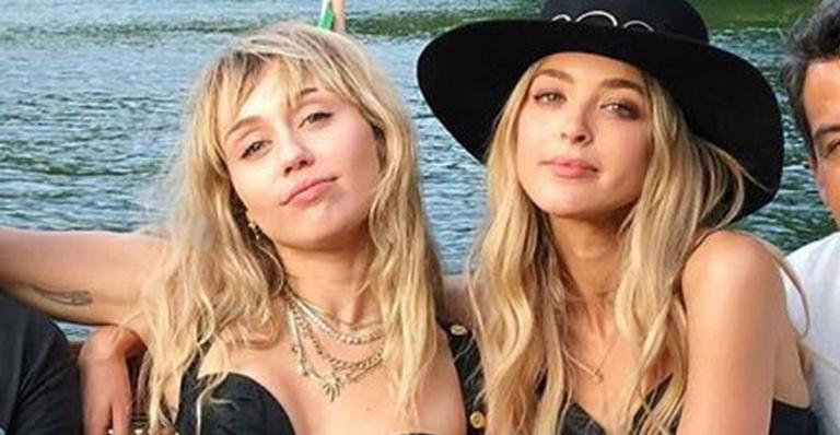 Kaitlynn Carter, ex de Miley Cyrus, envia indireta para cantora após ser questionada por fã