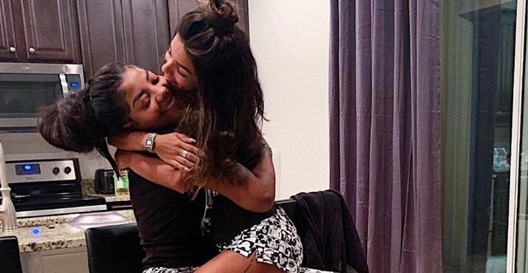 Eita! Na academia, Ludmilla surge malhando com a namorada no colo: ”Grude”