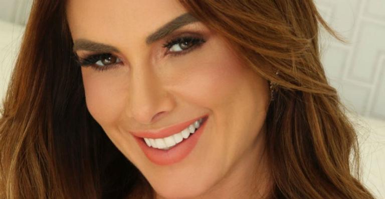 Nicole Bahls arranca suspiros com clique de biquíni rosa na praia