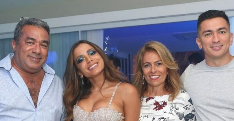 Pai de Anitta fala sobre novo filho e desejo de conhecer sua neta: ”Nossa vida virou uma novela”