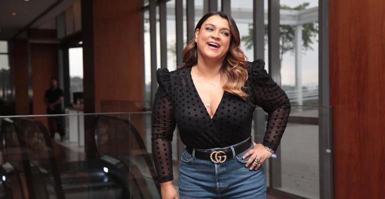 Luxuosa! Preta Gil surge em evento usando cinto de quase R$ 3 mil
