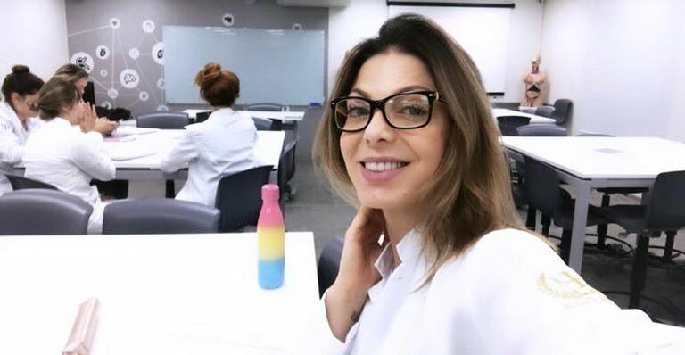 Cursando psicologia, Sheila Mello surge com cérebro na mão durante a aula