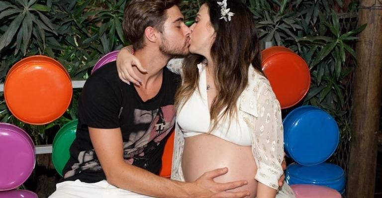 Tatá Werneck posta lindo registro com a filha recém-nascida e se declara: ”Meu amor”