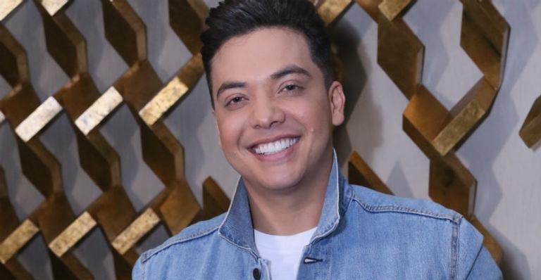 Wesley Safadão publica foto da adolescência com cabelo comprido e impressiona seguidores