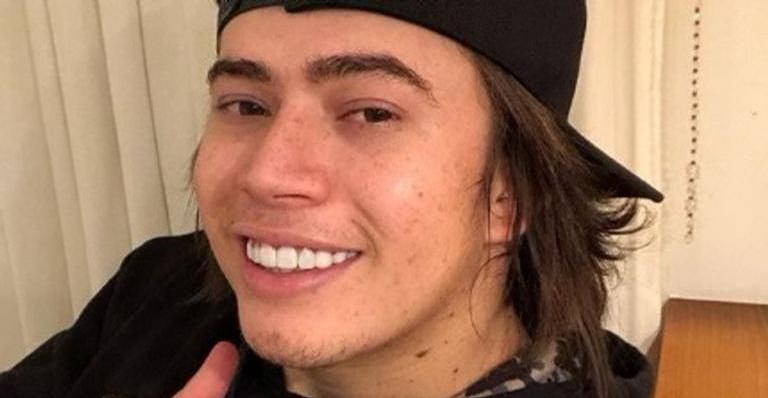 Whindersson Nunes se surpreende ao encontrar óleo nos pés em passeio por praia no Nordeste