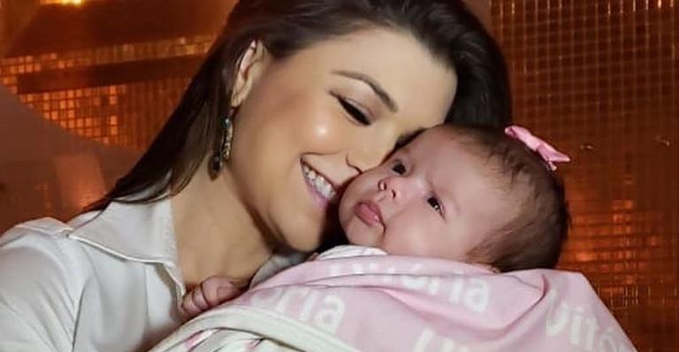Amanda Françozo leva a filha de dois meses para conhecer Aparecida: ”Agradecer sua vida!”