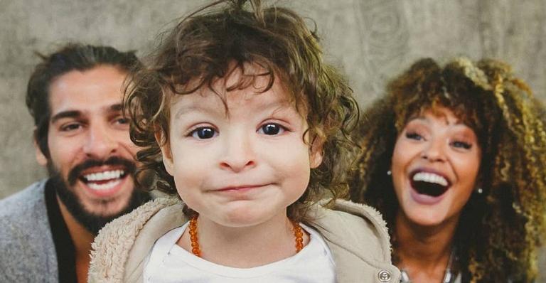 Sheron Menezzes compartilha clique do filho com o braço quebrado: ”Passarinho de asa quebrada”