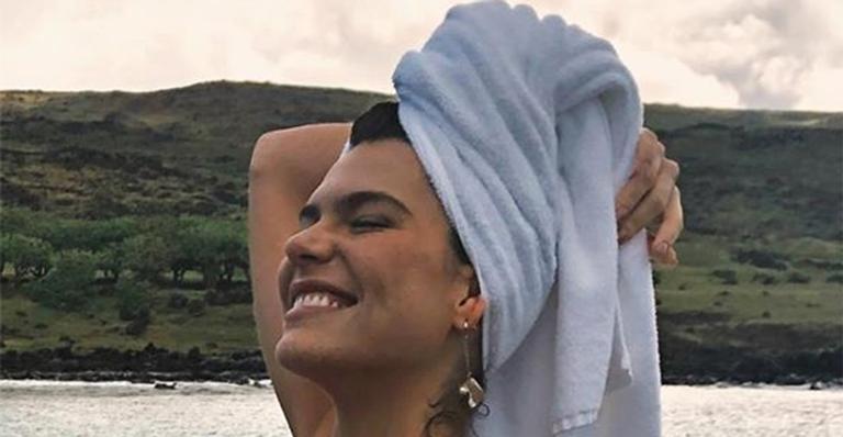 Mariana Goldfarb provoca seguidores com clique só de toalha