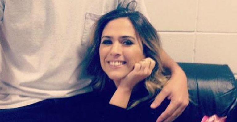 Tatá Werneck compartilha foto da filha com a mão para o alto e brinca: ”Chega de exposição”