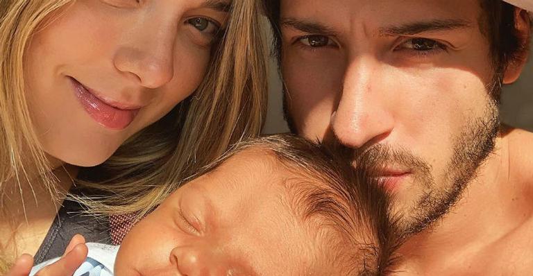 Vinicius Martinez compartilha clique de Carol Dantas com Valentin e se declara para a família