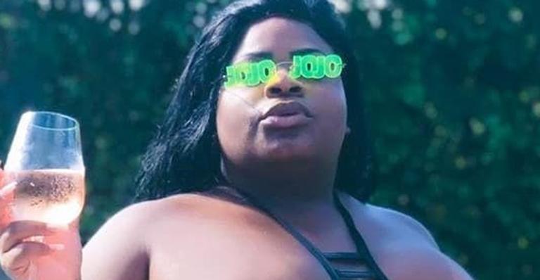 Com biquíni fininho, Jojo Todynho posa na piscina e quase mostra demais
