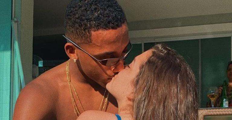 Na piscina, Mel Maia surge em clima de romance ao lado do namorado