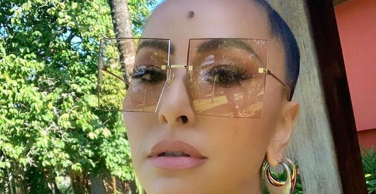Sabrina Sato surge com vestido todo brilhante e com fenda na perna para participar do TeleTon
