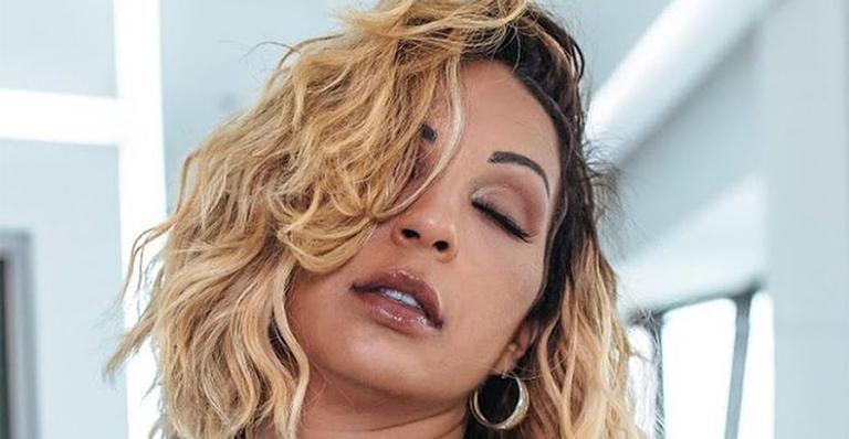 Valesca Popozuda sensualiza com micro top e acaba mostrando demais