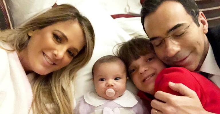 Ao lado do marido, Ticiane Pinheiro reúne família para registro e deseja boa semana a todos