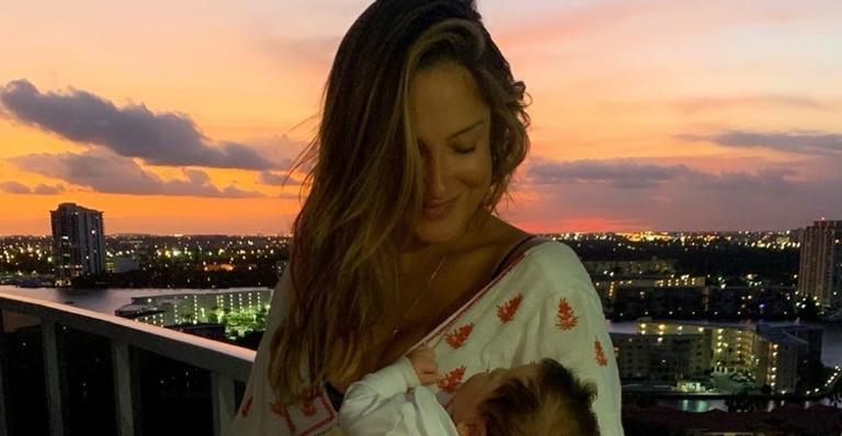 Claudia Leitte compartilha clique amamentando Bella: ”Obrigada pelo registro”
