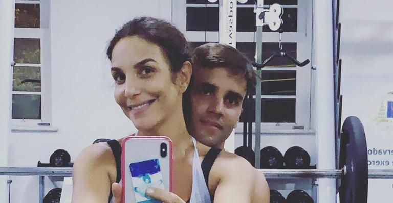 Ivete Sangalo surge em abraçado apertado com o marido e se declara: ”Meu presente lindo”