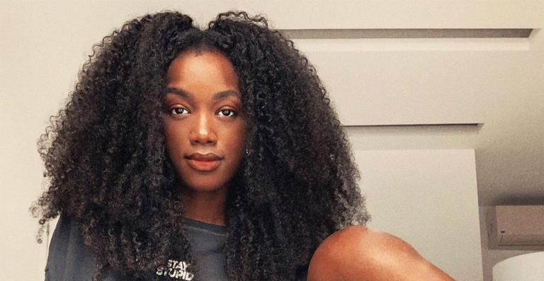 Iza surge só de toalha em clique ousado e sensualiza na web: ”Sem condições para a sua beleza”