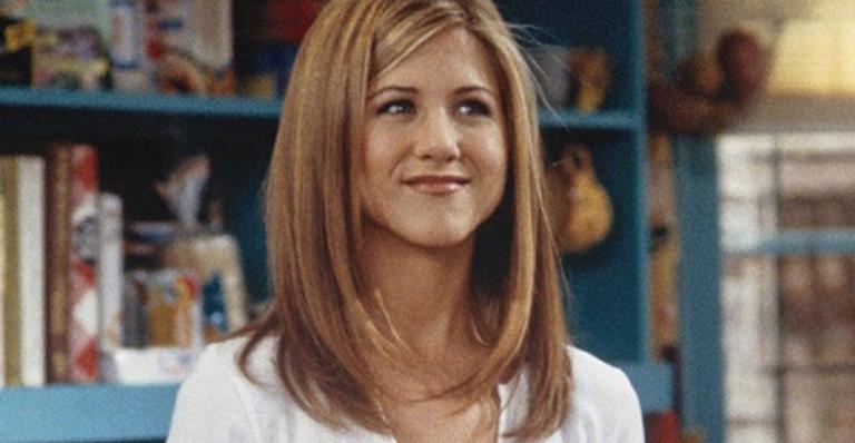 Jennifer Aniston beija apresentadora e revela que elenco de ‘Friends’ está trabalhando em algo